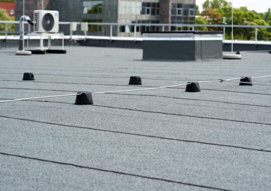 Membrane EPDM ou PVC pour la toiture d’une maison résidentielle